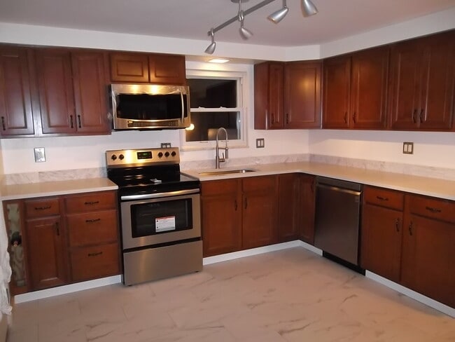 Building Photo - 2617 Bethel Crest Dr