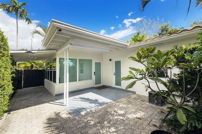 Building Photo - 1641 NE 5th Ct