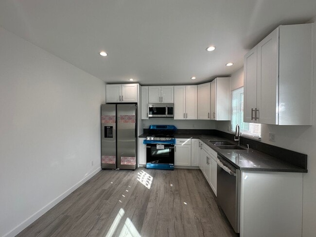 Photo - Stunning 3+2 ADU on a picturesque street i...