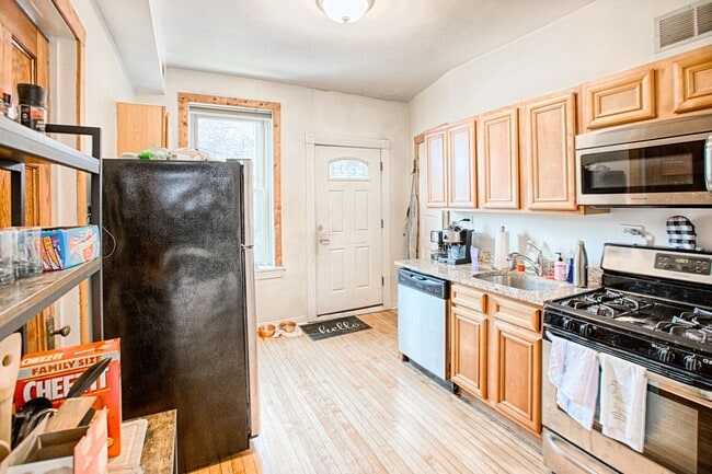 Photo - UK Village Huge and Sunny 1 Bedroom- Laundry- Deck & Shared Side Yard. Free FAST Internet Included. Unidad 1018-2