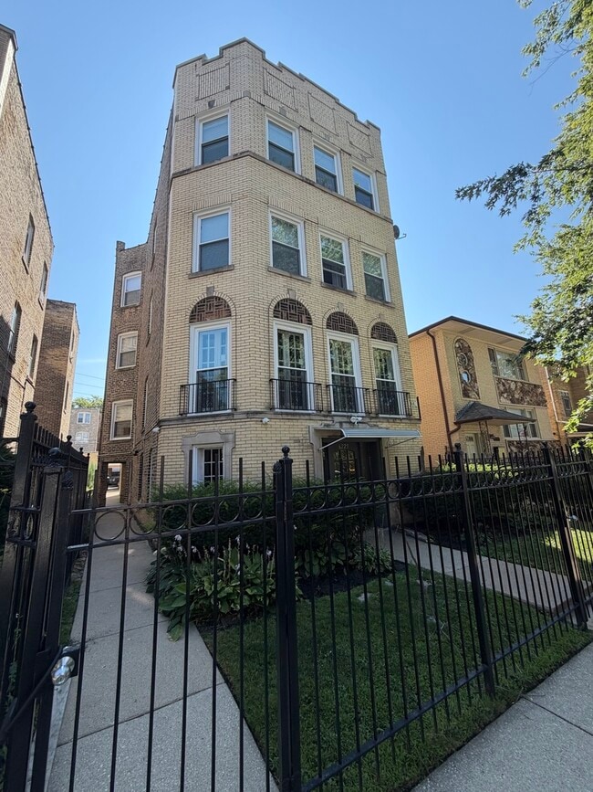 Building Photo - 6225 N Francisco Ave Unit G