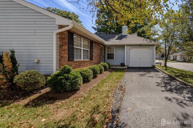 Photo - 412 Hawkshead Way