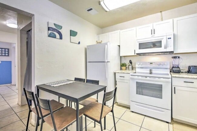 Photo - 2/1 unfurnished duplex in convenient location and fenced yard- pet friendly!