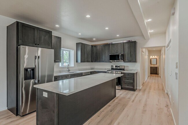 Photo - 1625 E 8th St