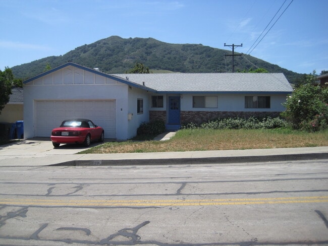 Photo - 4 bed 3 baths! House ideally located close to campus, shopping, Bishop Peak