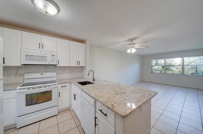 Building Photo - 550 SE 2nd Ave Unit G27
