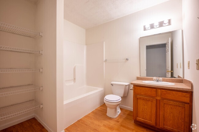 1BR, 1BA - 654SF - Bathroom