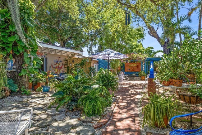 Building Photo - 2330 SW 62nd Ct Unit Rear