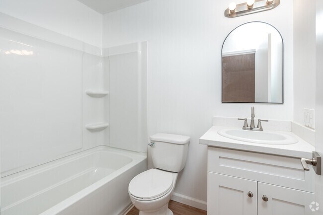 1BR, 1BA - 520SF - Bathroom