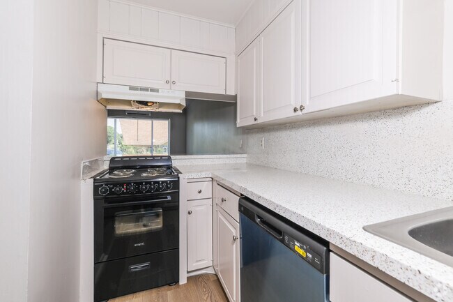 2 habitaciones, 1.5 baños - 900 pies cuadrados - Cocina - Parkwood Townhomes