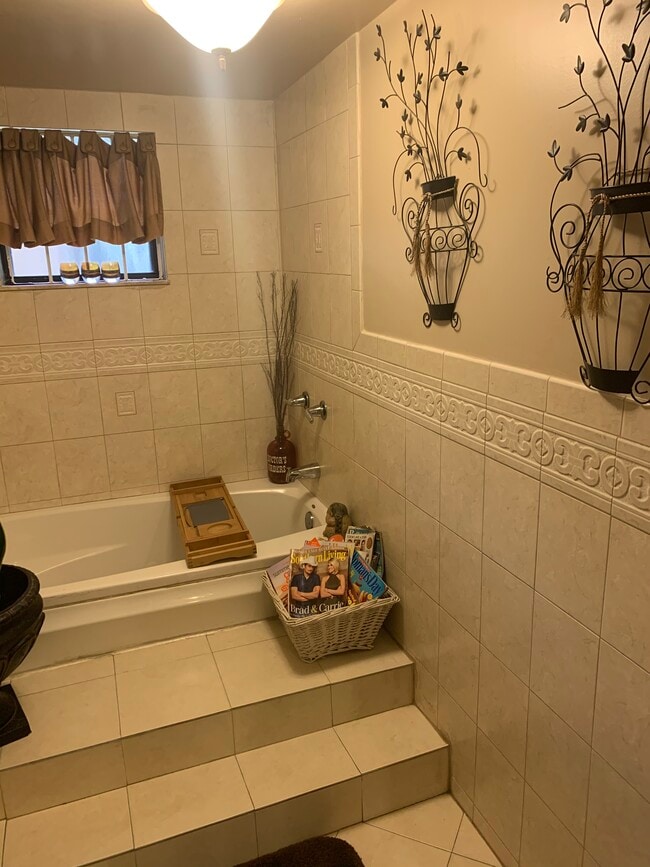 Math tub w/jets - 17121 NW 44th Ave Unit House4Rent
