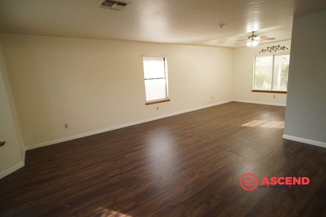 Photo - Beautiful Home Located In Rosedale Area!