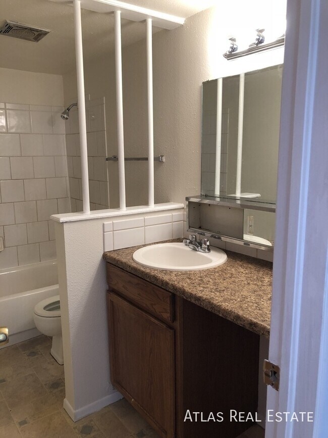 Photo - 1017 Delaware Dr Unit 2