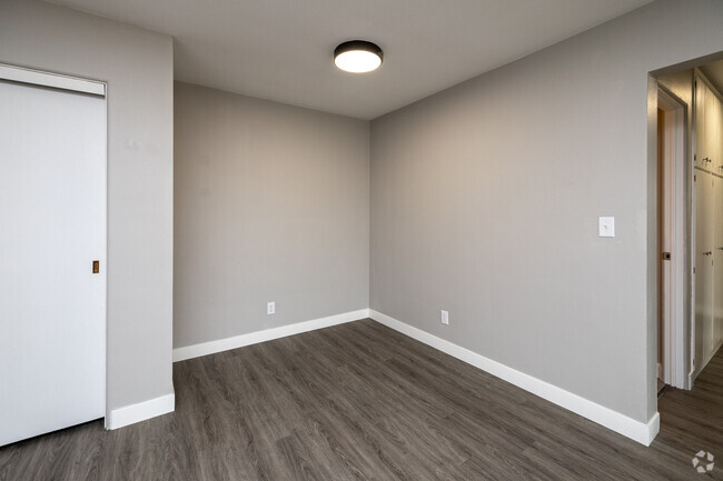2BR, 1BA - 850SF - Dining Area - 517 28th Ave N Apartments