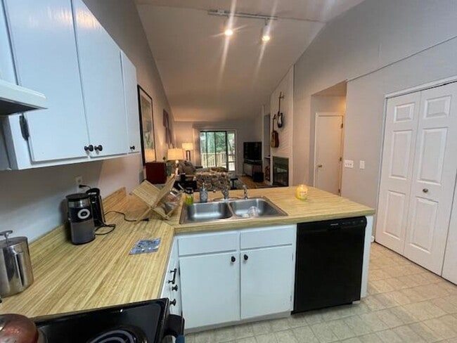 Photo - 907 W Chatham St