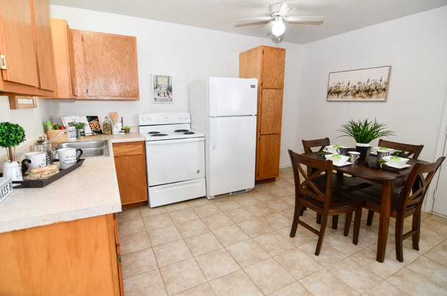 Photo - 3 Bedroom, Single-story Townhomes for rent in Newton, IA Unit 718 1st St S.