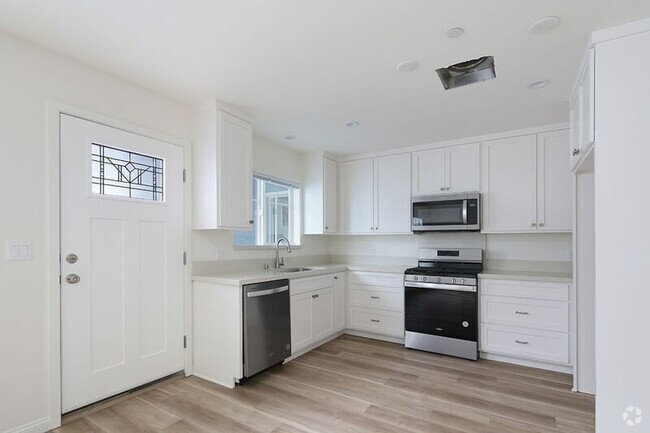 Building Photo - 4358-4360 Ocean View Blvd Rental