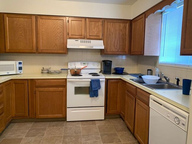 Fantastic, Bright 2 Bedroom 1 Bath Apartme... - Fantastic, Bright 2 Bedroom 1 Bath Apartme... House