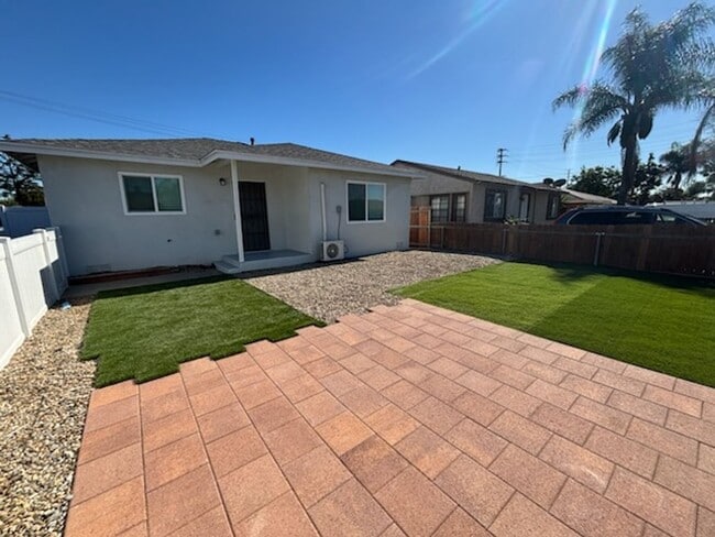 Building Photo - 3 Bedroom 2 Bath Home Unit 1