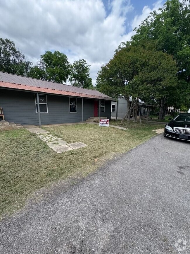 Building Photo - 510_Three Southsiders_706 -714 S Burleson Unit B Rental