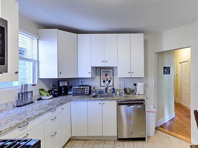 Building Photo - 12 Chilcott Pl Unit 2