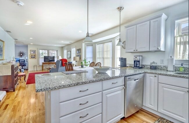 Building Photo - 32 Lagrange St Unit 1