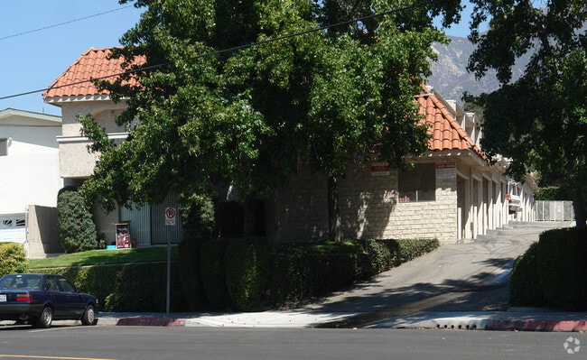 2713-2719 Montrose Ave