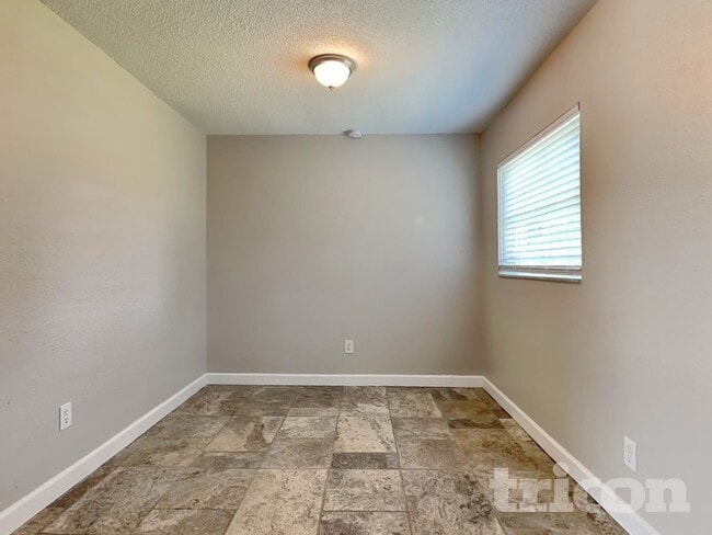 Photo - 902 Check Pl