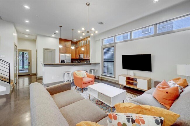 Photo - 602 W N Loop Blvd Unidad B