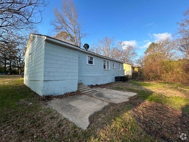 Building Photo - Quaint 4 bed 2 bath home