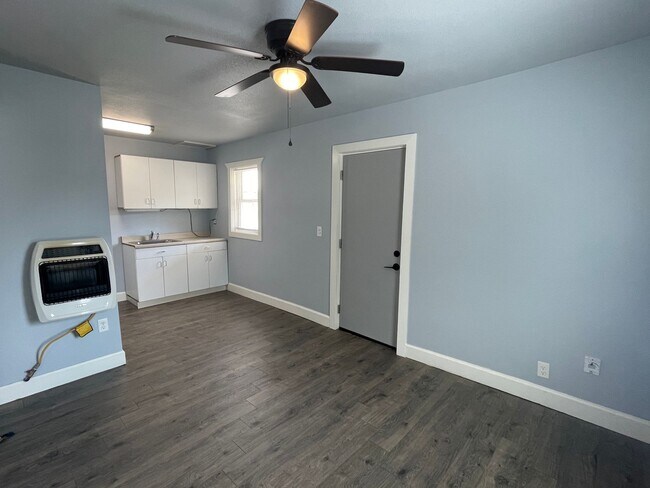 Photo - 1 Bedroom / 1 Bathroom in Downtown Springdale - All Utilities Included! Unit B