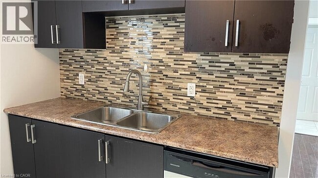 Photo - 1544 King St E Unité 204