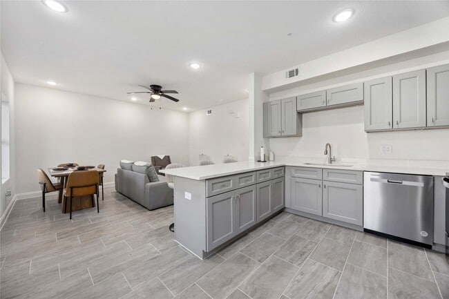 Building Photo - 9129 Brandon St Unit A4