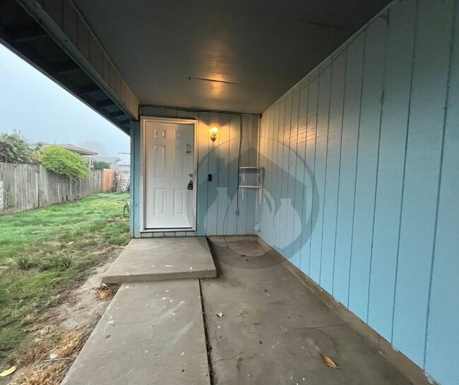 Building Photo - Single Level Triplex Ready to move In!