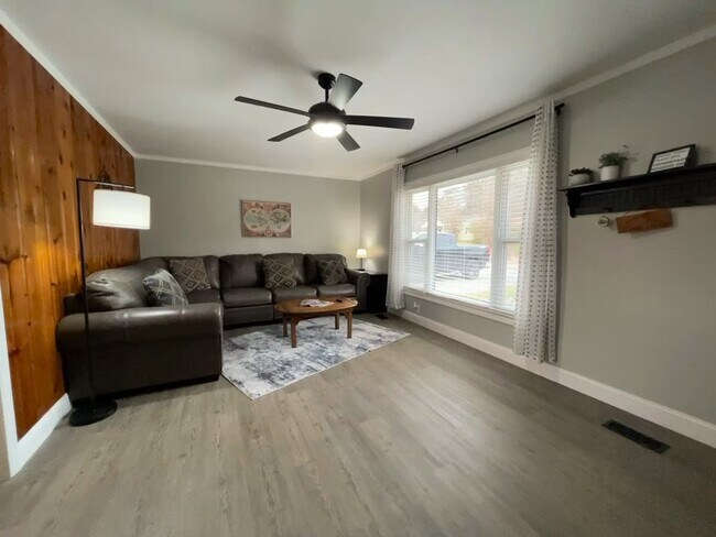 Photo - 220 E Hendron Chapel Rd