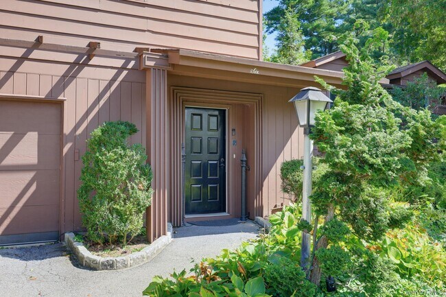 6 Lark Ave