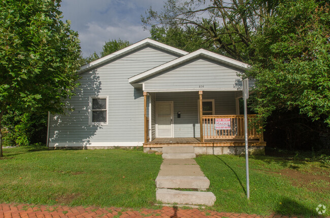 Building Photo - 4 bedroom, 1 bath home: Available August 2...