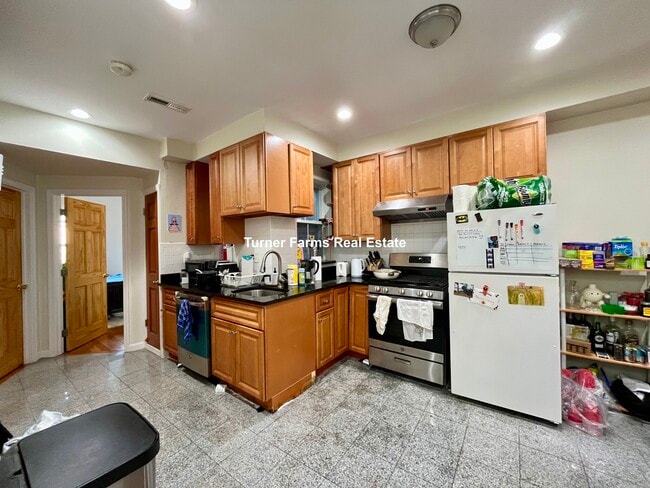 Building Photo - 179 Northampton St Unit 4