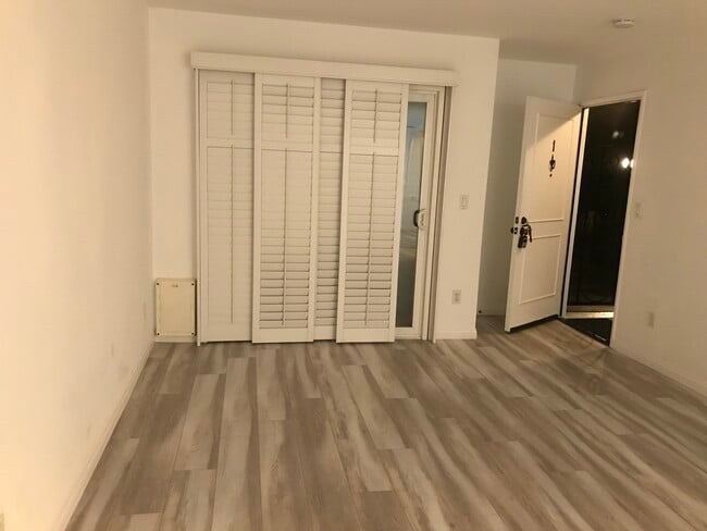 Living room - 3219 Colorado Ave Unit 1