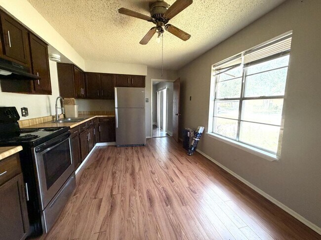 1404 Fairview Dr