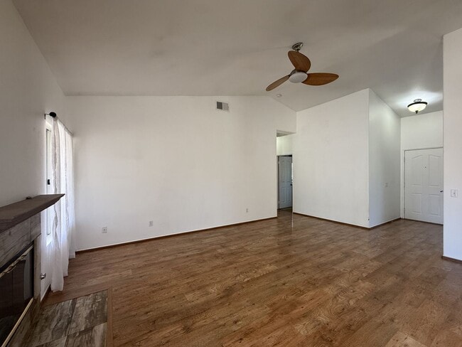 Photo - Quartz Hill 4 Bedroom 2 Bath!