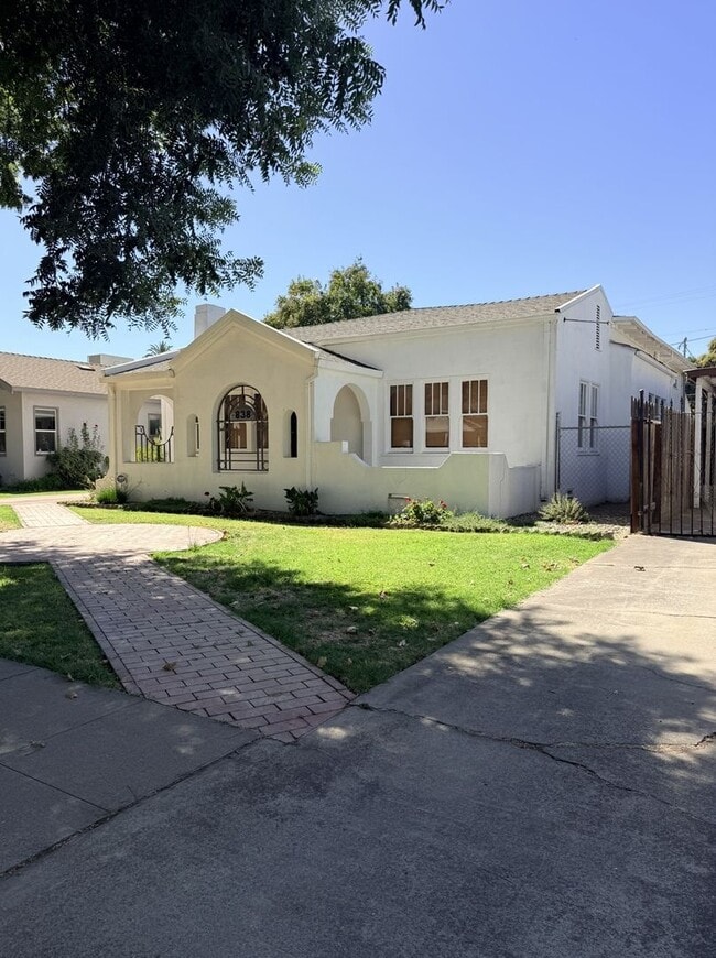 838 W 19th St