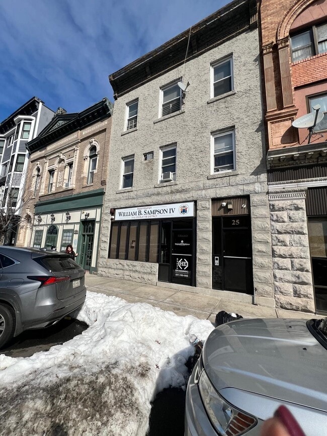 Building Photo - 25 W 8th St Unit 2R