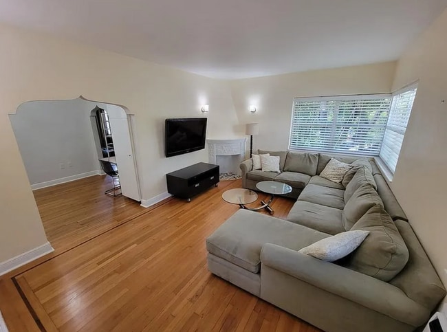 Building Photo - 2901 Sheridan Ave Unit 3a