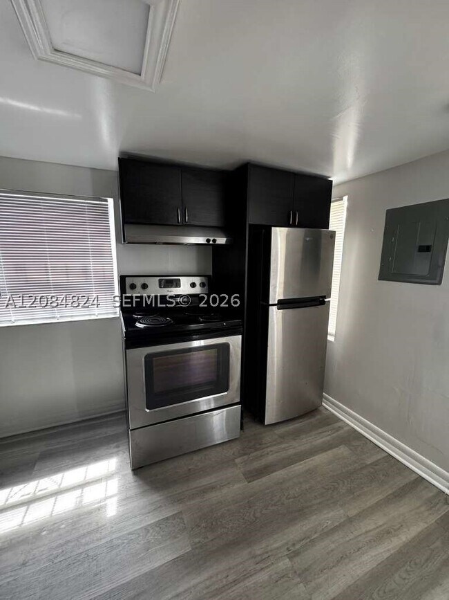 Building Photo - 1121 NW 40th St Unit 3