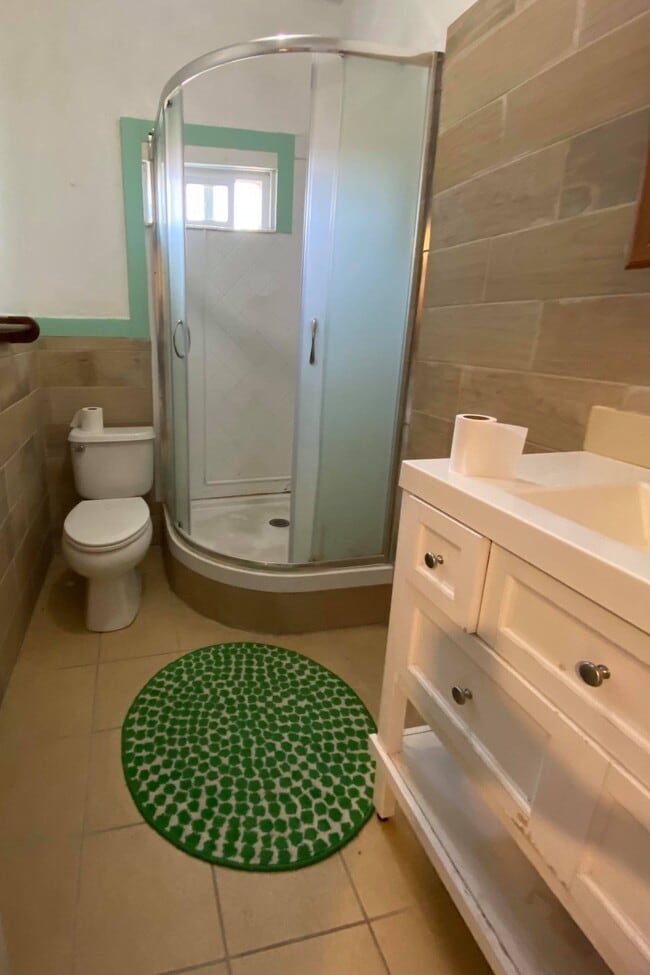 Bathroom, Newly remodeled - 2149 Russell St Apartamentos Unidad 2149
