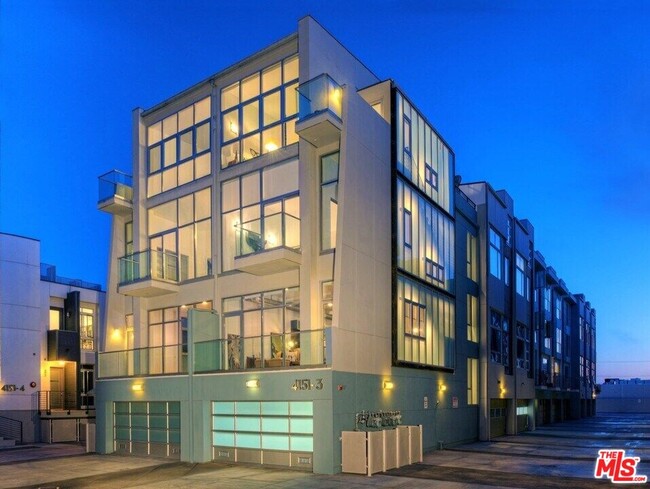 Building Photo - 4151 Redwood Ave