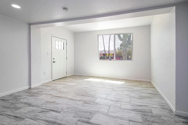Photo - 1017 E West Cir Dr