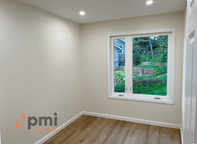 Photo - Captivating 3br / 1ba Apartment with Stunn... Unit B