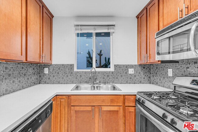 Building Photo - 1837 N La Brea Ave Unit 2 Rental